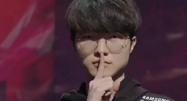 刷到Faker夺冠后那张沉默的脸,我突然懂了:有些荣耀,注定要用孤独来换