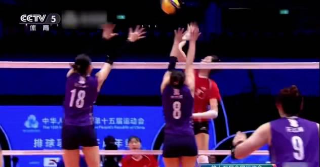 刷到朱婷赛后采访视频时,我正在墨尔本凌晨的公寓里煮泡面——她说‘不能抱有任何幻想’的声音,突然让我想起当年留学前夜的通宵训练