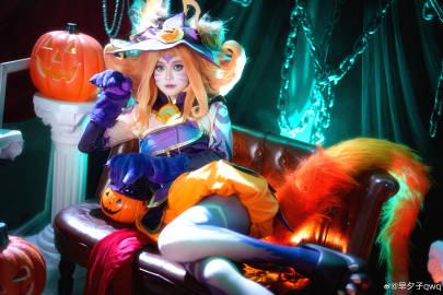 万圣节变身魅惑女巫妮蔻,海外党却因地区限制卡成PPT?这波操作太真实