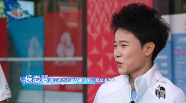 刷到侯志慧拆盲盒笑喷!她说举重时头发丝都在用力,我瞬间想起留学时卡成PPT的国综