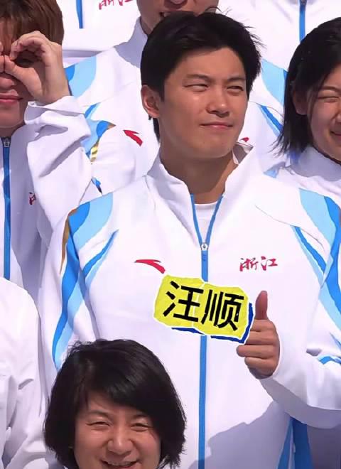 看到浙江游泳队神仙阵容大合照,我突然想起当年追国剧卡成PPT的崩溃瞬间