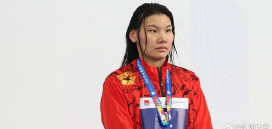 刷到柳雅欣夺冠视频时我正卡在海外追剧——她游10公里的坚持,像极了我们解限的挣扎