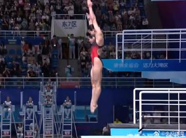 看到陈艺文林珊夺冠后,我翻出当年和闺蜜挤在宿舍看比赛的照片,眼眶突然湿了