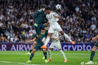 人在国外想看国服比赛却卡成PPT?聊聊海外华人深夜追欧冠的那些崩溃瞬间