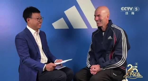 齐达内街边看大妈打麻将,法国传奇的东方奇遇记,原来足球大师也爱围观国粹