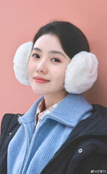 人在国外,爱奇艺突然打不开?别急,先学刘浩存这套冬日氛围感穿搭!