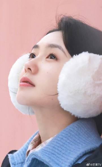 人在国外,爱奇艺突然打不开?别急,先学刘浩存这套冬日氛围感穿搭!