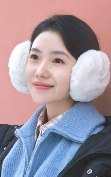 人在国外,爱奇艺突然打不开?别急,先学刘浩存这套冬日氛围感穿搭!