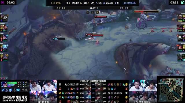 刷到LPL全明星新生赛战报时,我正给海外表弟发消息:他卡成PPT的观赛体验,比比赛还扎心