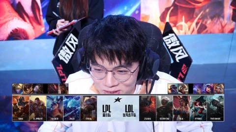 刷到LPL全明星新生赛战报时,我正给海外表弟发消息:他卡成PPT的观赛体验,比比赛还扎心