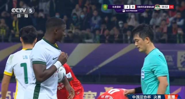 国安五冠加冕!法比奥帽子戏法封神,这支老牌劲旅教会我们什么?